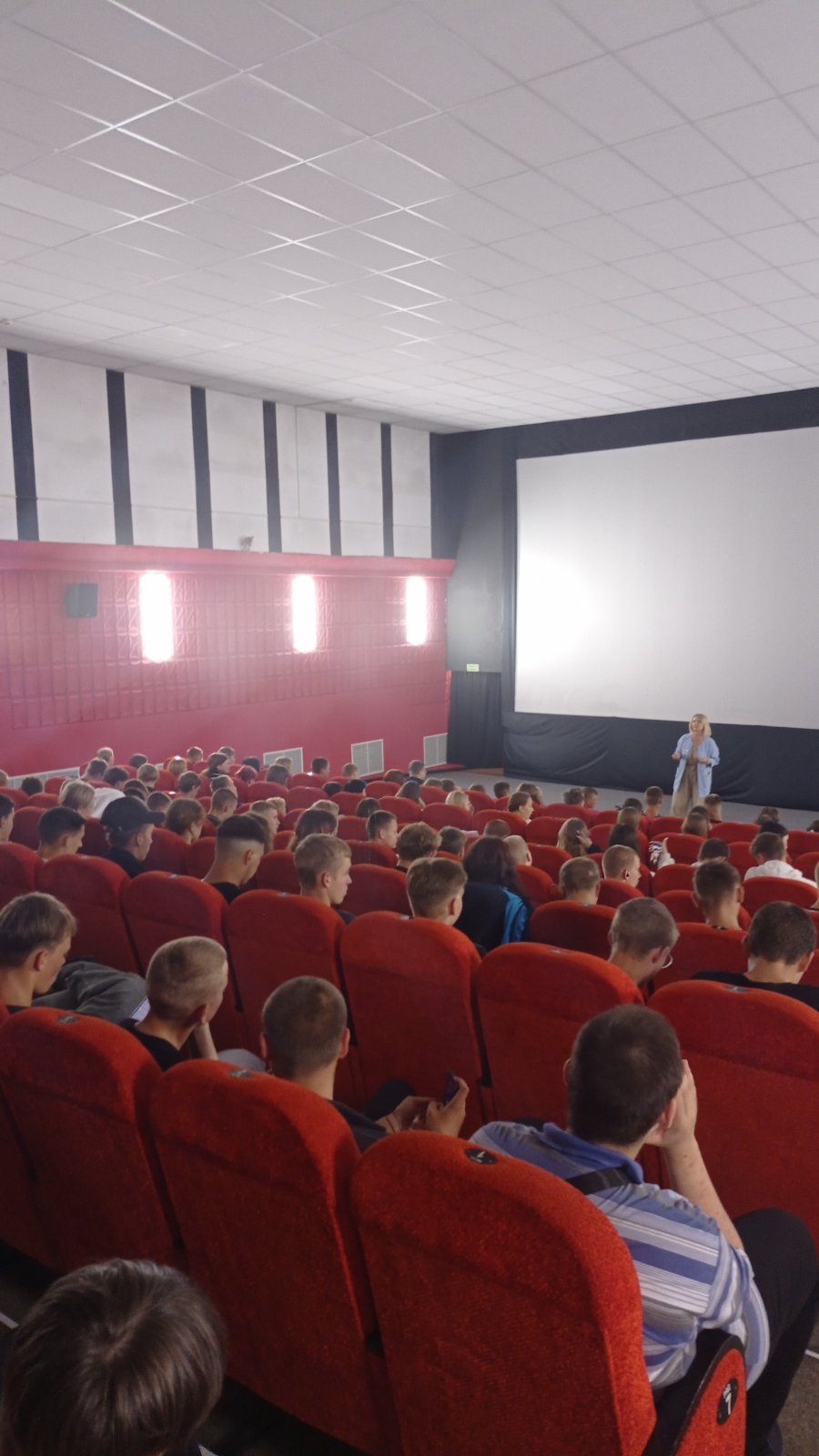 Учащиеся колледжа посетили кинотеатр