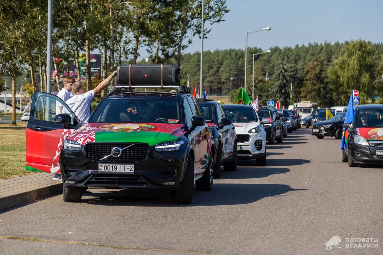 17.09.2024 года представители всех регионов Беларуси приняли участие в автопробеге, посвященном Дню народного единства, который прошел в Минске. Среди участников праздничного автопробега преподаватели нашего колледжа мелиорации