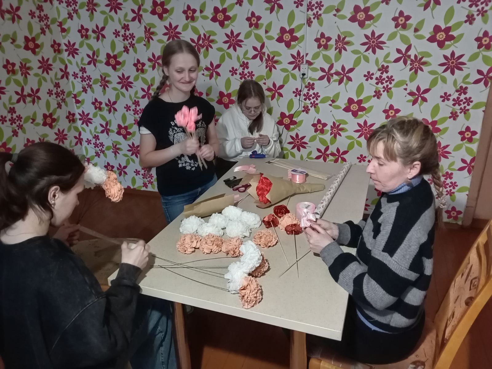 Изготовлением розы из атласных лент и салфеток