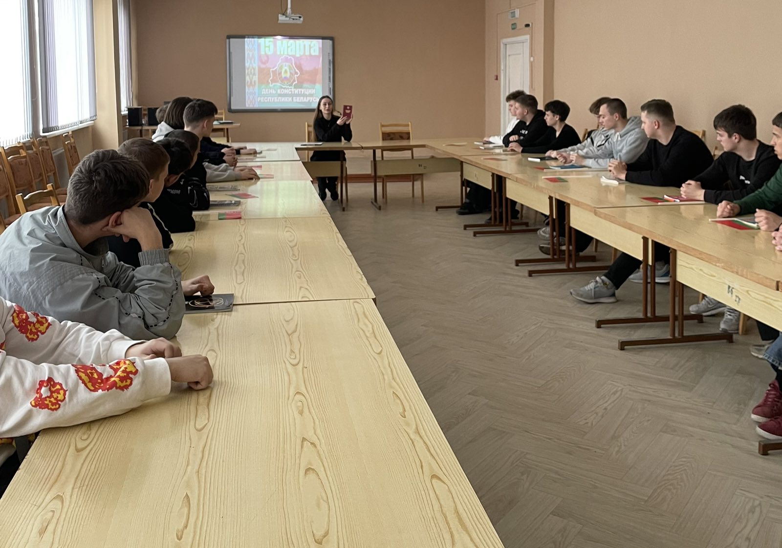 Секретарем ПО ОО «БРСМ» Бугай А.С. в УО «Калинковичский ГКМ» был проведен круглый стол «Конституция для меня это…»