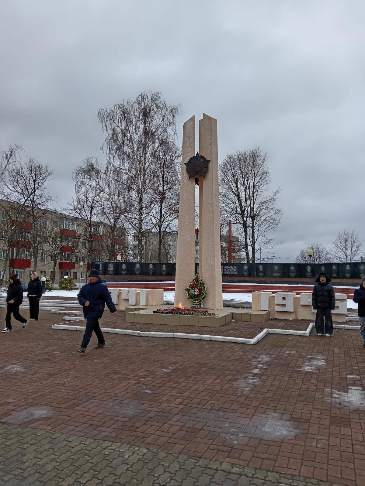 Учащиеся во главе с руководителем по военно — патриотическому воспитанию Конопелько Н. Н. и воспитателем КГКМ Пицуренко М. А. продолжают достойно нести «Вахту Памяти» у Аллеи Героев.