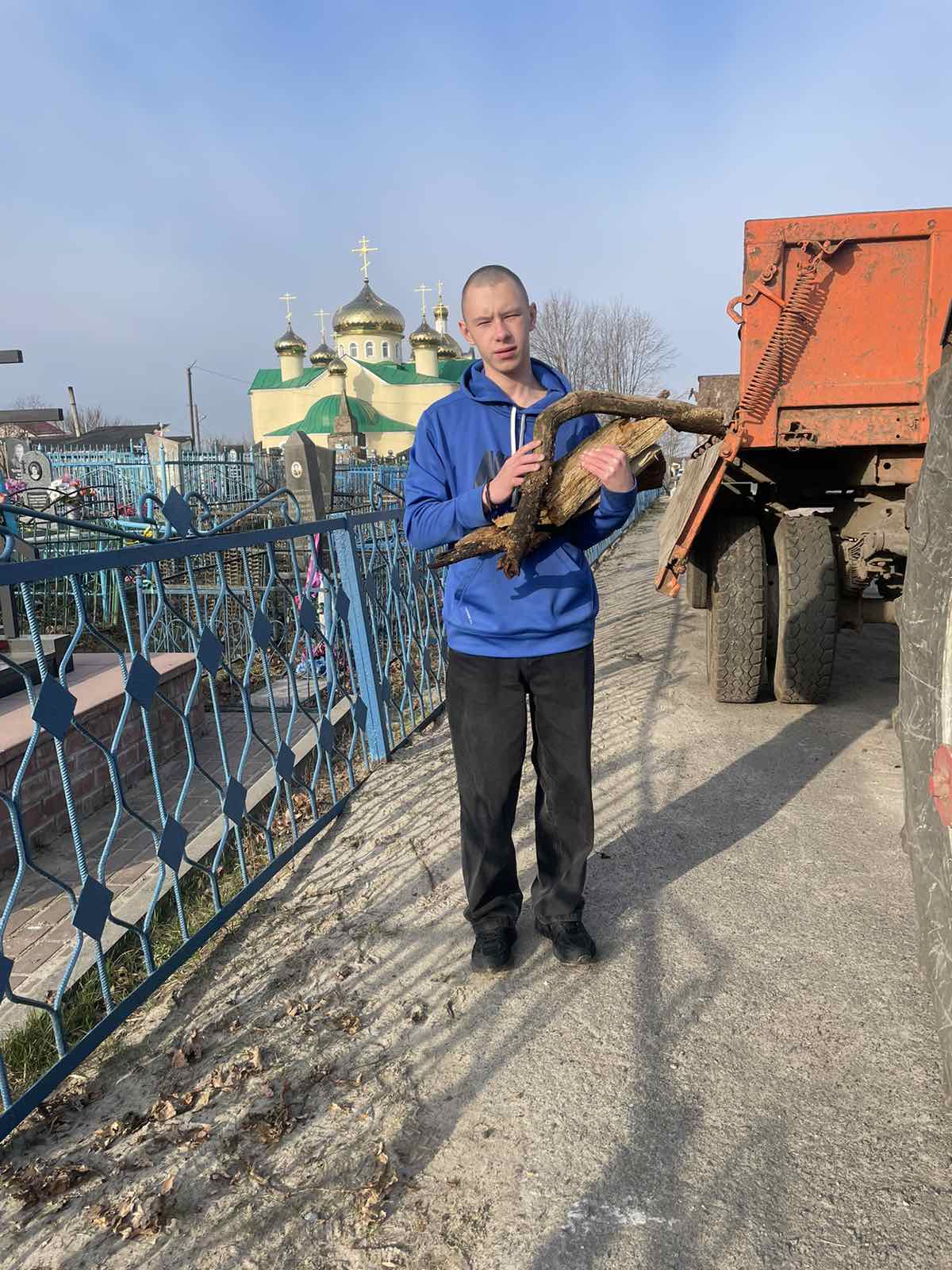 Активисты ПО ОО «БРСМ» УО «Калинковичский ГКМ» активно поработали на областном субботнике.