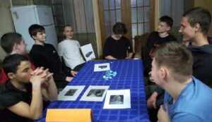Воспитатель Музыченко Е.А с учащимися, проживающими в общежитии провела интерактивную игру ,,На что потратить жизнь?»