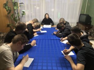 С учащимися, проживающими в общежитии воспитатель Е.А.Музыченко провела диспут ,,Нужно ли слушать советы родителей?»