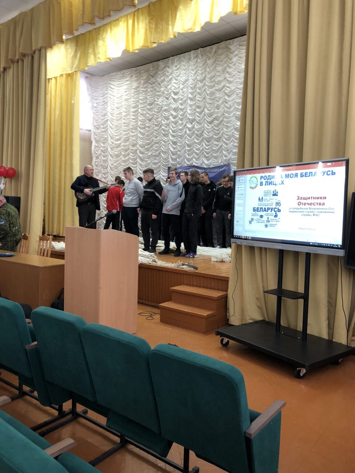 В актовом зале колледжа собрались участники Школы Активного Гражданина. В преддверии Дня защитника Отечества было символично, что почётными гостями встречи стали ветераны разведки ВДВ: Скидан Сергей Александрович; Капитан Владимир Николаевич; Леоненко Александр Васильевич.