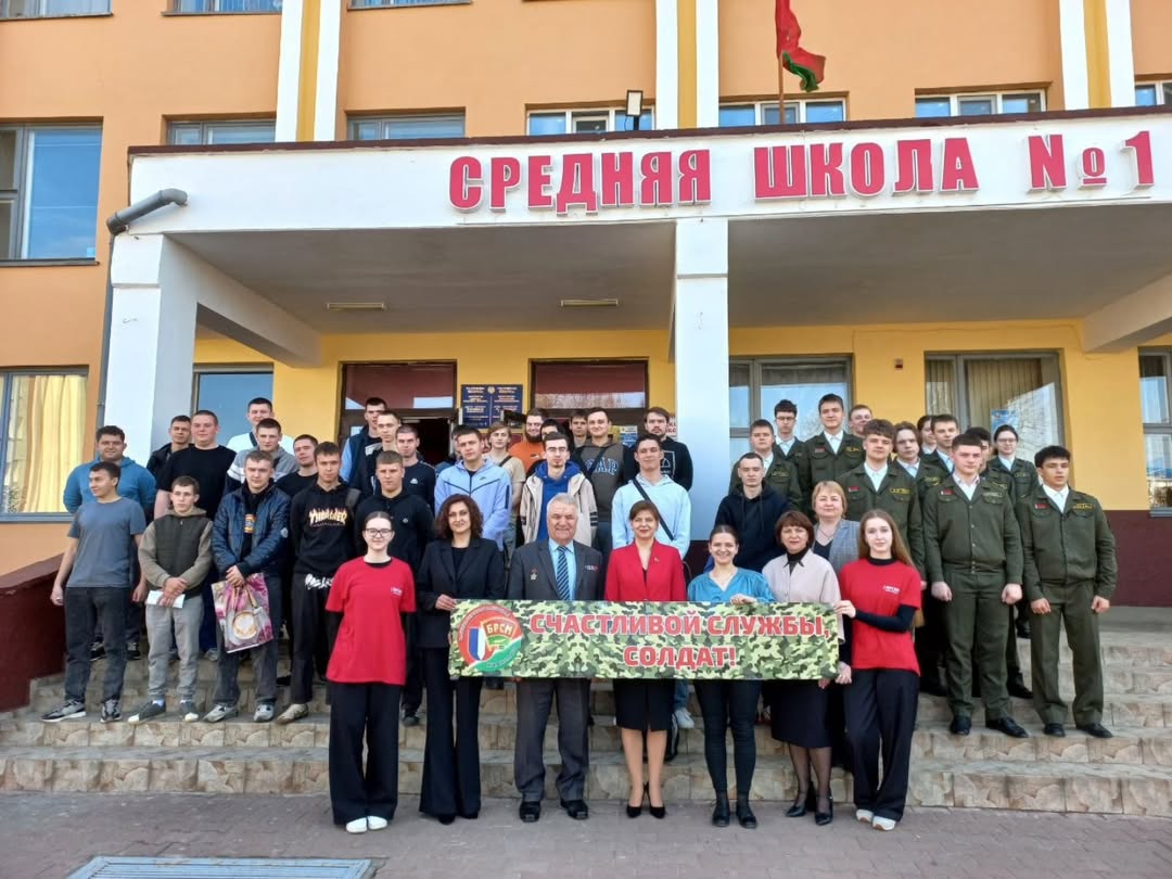 На Дне призывника для выпускников нашего колледжа прозвучало много теплых слов, напутствий и душевных песен. Те призывники, которые уже успели приступить к трудовой деятельности, а также активисты БРСМ, получили подарки от трудовых коллективов, где работают, и районного комитета БРСМ.