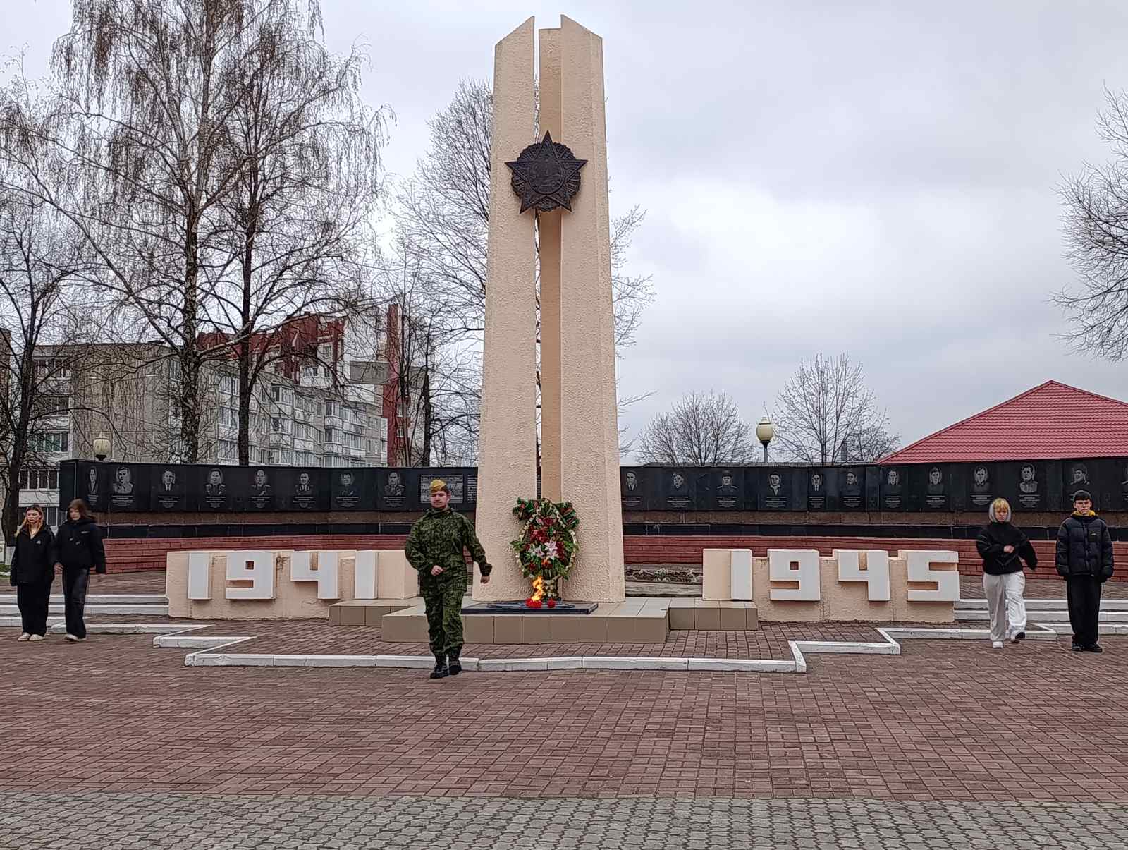 80 лет Победы — 80 дней Вахты Памяти. 12.04.2025 наши ребята снова стояли на страже покоя павших воинов — героев — освободителей Калинковичского района.