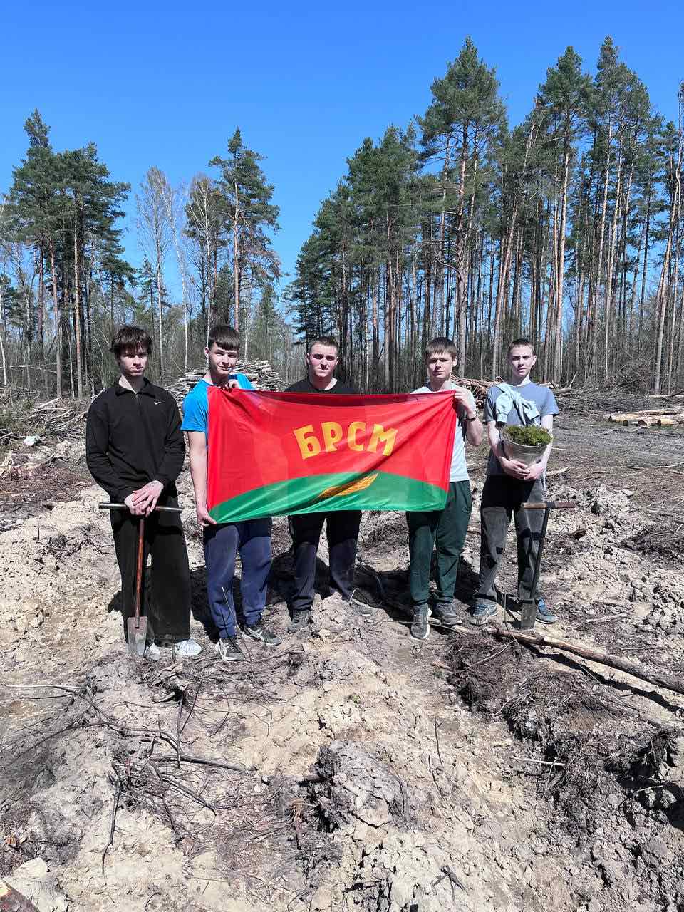 Учащиеся УО «Калинковичский ГКМ» продолжают активное участие в акции «Лес! Добро! Порядок!», приуроченной к году благоустройства и 80-летию Великой Победы.