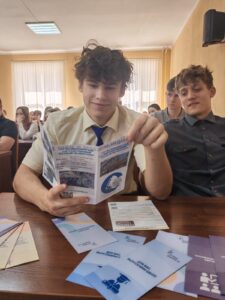 В актовом зале управления по труду, занятости и соцзащиты прошла молодёжная ярмарка вакансий.