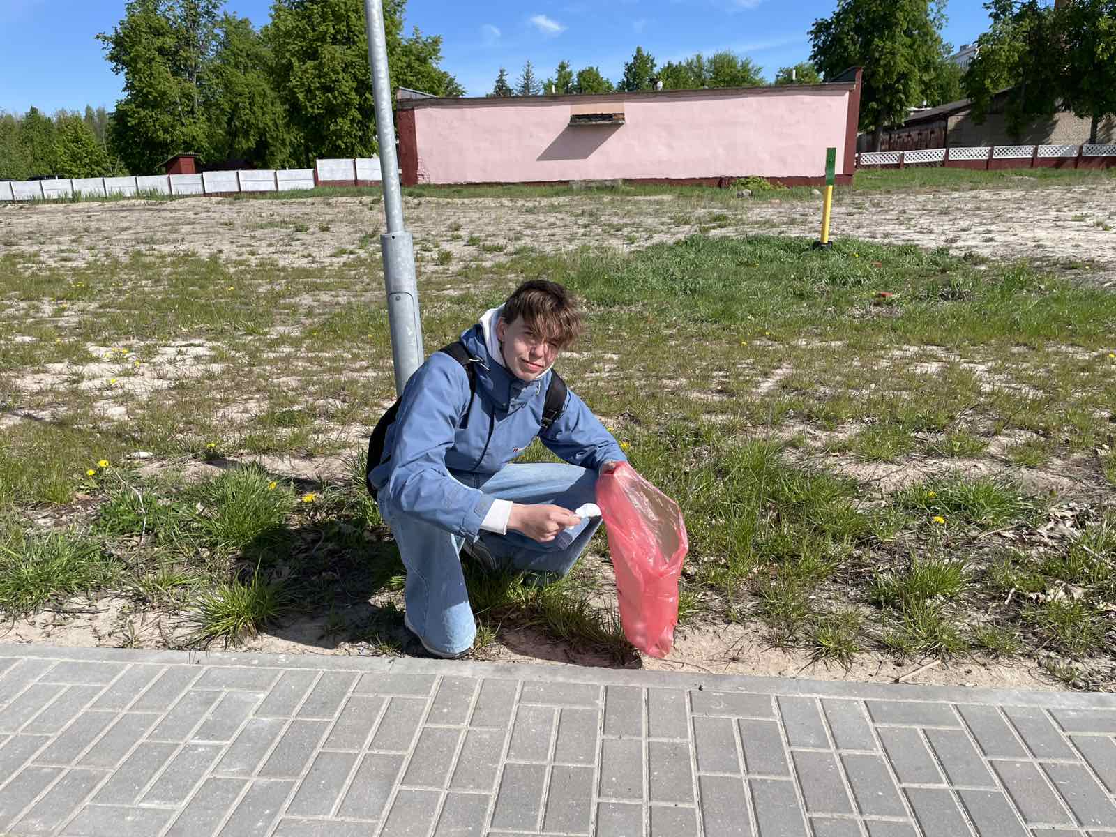 В рамках акции «Чистый берег» активисты УО «Калинковичский ГКМ» вышли на берег городского озера, чтобы очистить его от мусора.