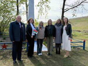 🎖️🎖️🎖️Трудовой коллектив УО «Калинковичский государственный колледж мелиорации» во главе с директором Федоруком Николаем Лазаревичем, приняли участие в мини-митинге у стелы погибшим во время Великой Отечественной войны лётчикам.