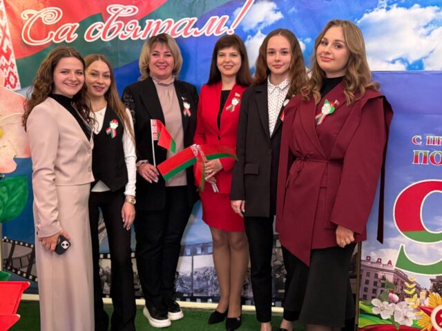 В областном концертном зале собрались сотни зрителей, которые пришли почтить память героев и отметить значимость этого исторического события. В их числе — и секретарь ПО ОО «БРСМ» Бугай Анастасия.