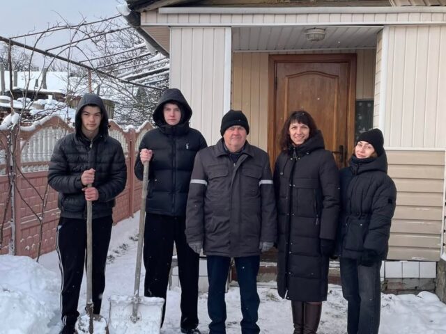 ❄️Волонтеры колледжа мелиорации оказали помощь в уборке снега ветерану педагогического труда, ликвидатору ЧАЭС Мелеху А.С. Поздравили с наступающим Новым годом и Рождеством