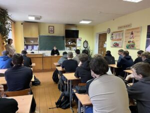 Клирик Туровской епархии, священник Владислав Стасенко беседовал с детьми на разные духовно — просветительские темы: о Боге, любви, благодарности и о многом другом