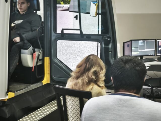 Открытый урок по теме » отработка навыков управления на динамическом тренажёре FORWARD — экскаватор PC200″