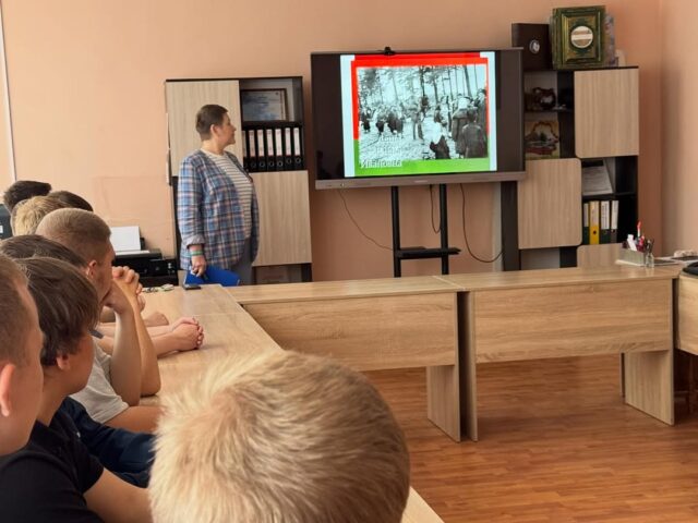 Урок памяти «Наши деды ковали Победу. Стихи и песни о войне»