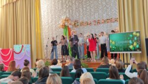 Праздник в честь педагогов украсили яркие выступления — песни, танцы и тёплые поздравления
